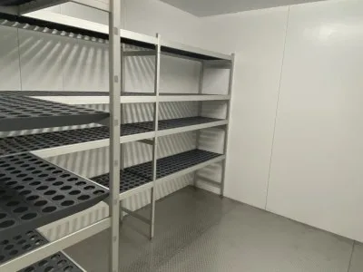 Kühlraum mit Aluminiumregalen und gelochten Regalböden