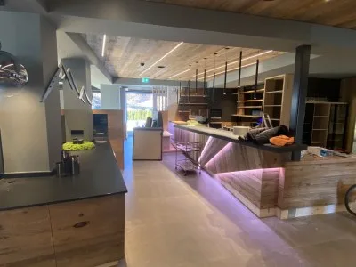 Buffetlandschaft im Aufbau mit Holztheken, beleuchteter Sockelkante und Regalen im Hintergrund