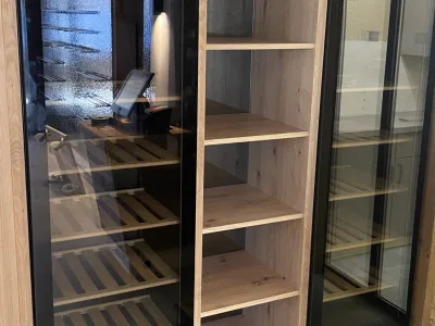 Zwei Weinkühlschränke mit Glastür, dazwischen ein Regal aus heller Eiche