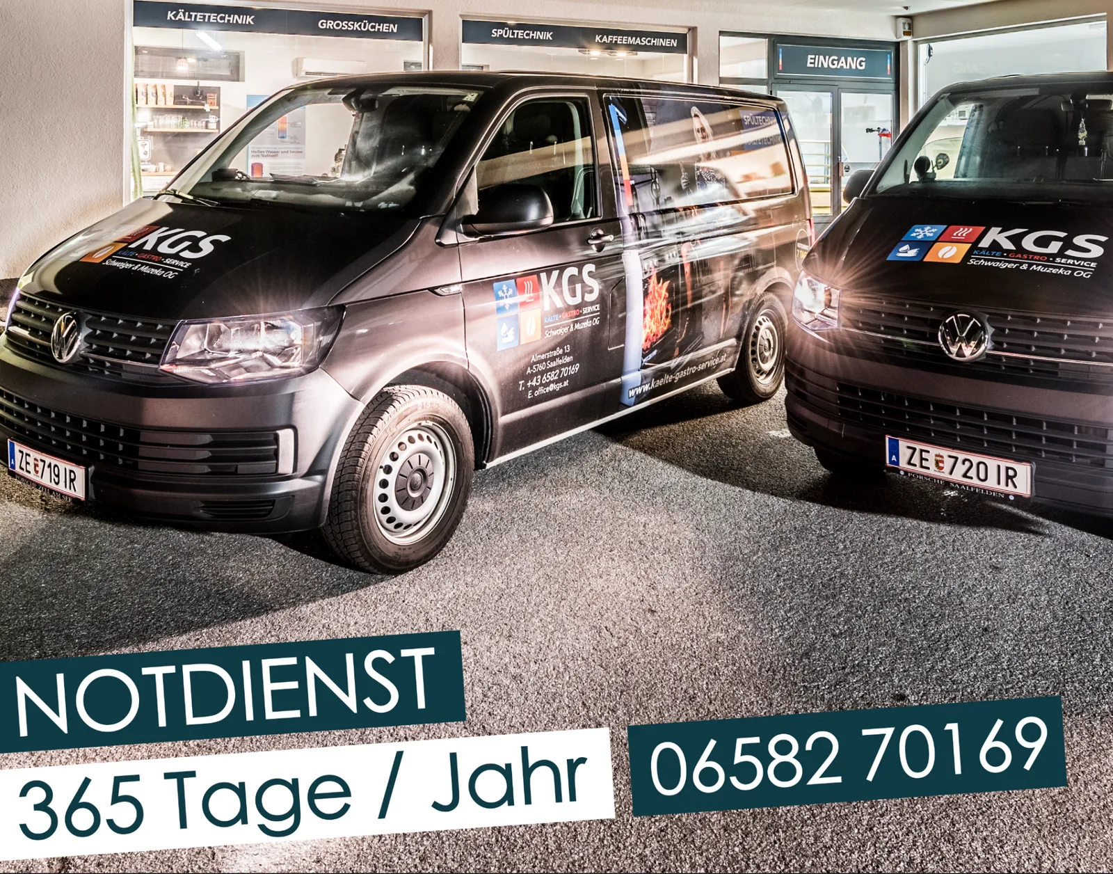 Zwei Firmenbusse von KGS vor dem Eingang, darüber die Aufschrift Notdienst 365 Tage im Jahr mit der Telefonnummer